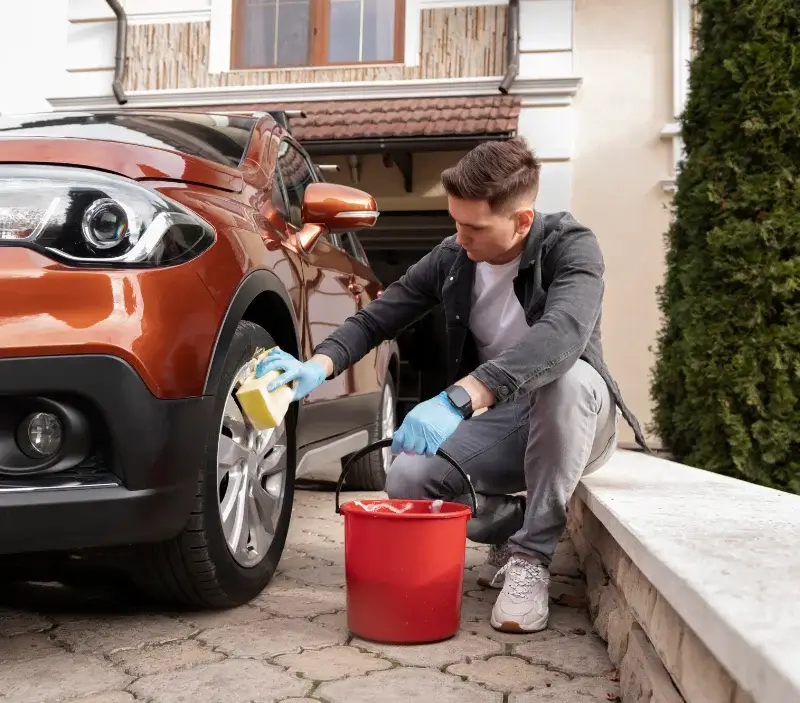 Lavage auto à domicile Cadolive : professionnel intervenant sur un véhicule